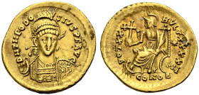 KAISERZEIT. Theodosius II 408-450. 
Solidus, 430-440 Konstantinopel. Gep. Büste von vorne mit Helm, Diadem, geschulterter Lanze und Schild, worauf ei...