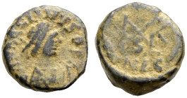 KAISERZEIT. Marcianus 450-457. 
AE Nummus. Nicomedia. Drap., gep. Büste mit L. n. r. (D N) MARCIANVS PF (AV) Rv. Monogramm im Kranz. Im Abschnitt NIC...