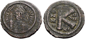 Iustinianus I., 527-565. 
AE 1/2 Follis, ca. 540-541 Nikomedia. Büste frontal mit Helm, Kreuzglobus und Schild haltend, im Felde r. Kreuz. Rv. Großes...