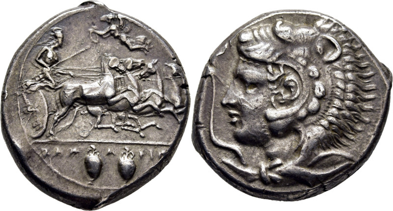 SICILIA-CAMARINA. Tetradracma. 461-405 a.C. Atenea en cuadriga a derecha con agu...