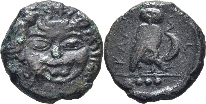 SICILIA-CAMARINA. AE 17 (trias). Cabeza de frente de Gorgona. Lechuza estante co...