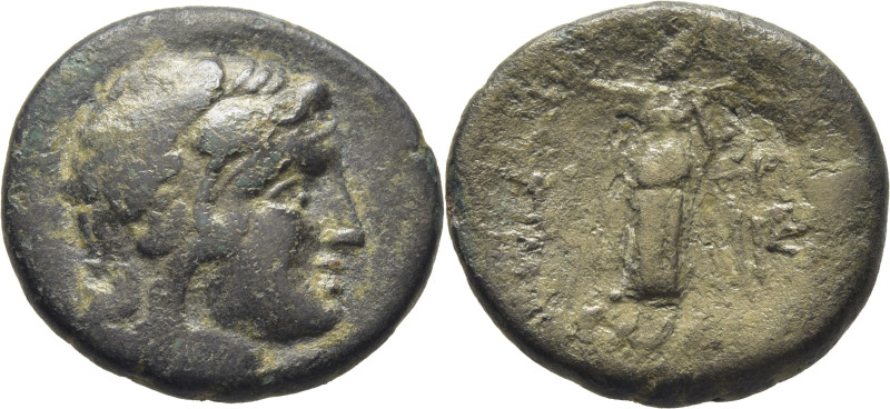 AE 19. Cabeza de Apolo a derecha. Figura ¿alada? estante y con lira, delante ley...