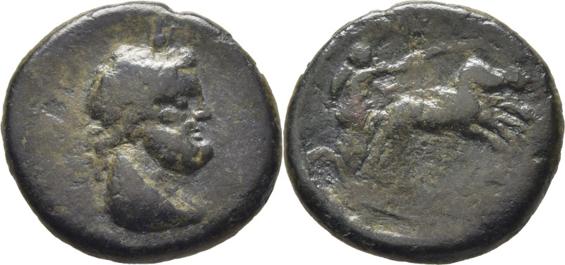 AE 19. Cabeza de Zeus barbada a derecha. Victoria en biga al galope a derecha ex...