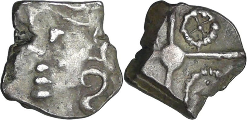 France -Pétrocores - Drachme au style flamboyant (152-52 av. J.-C.)

A/ Anépig...