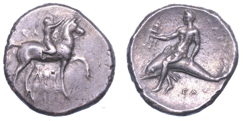 CALABRIA - TARANTO., Nomos, 302-280 a.C.
Cavaliere verso d. incorona il cavallo...