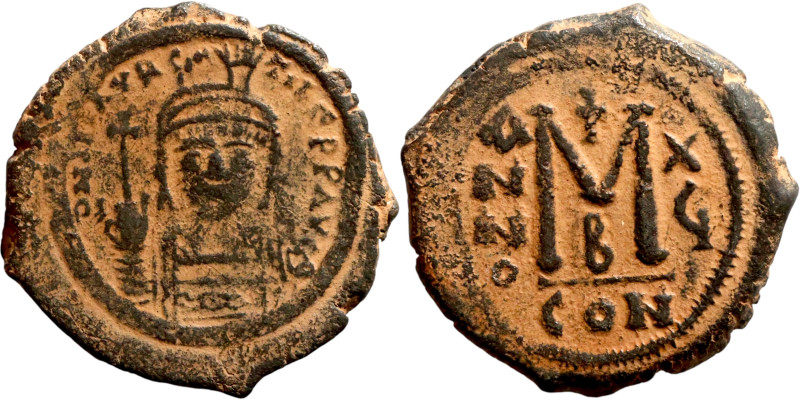 Maurice Tiberius (582-602) Follis. Obverse: Helmeted and cuirassed bust facing, ...