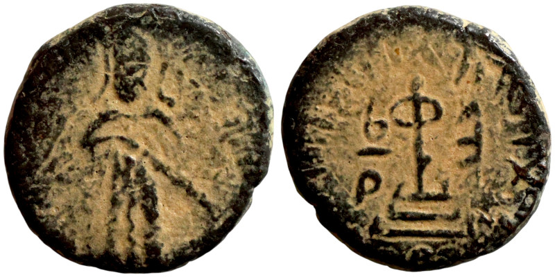 al-Malik ibn Marwan (687-705) Follis. Obverse: Imperial figure. Reverse: Modifie...