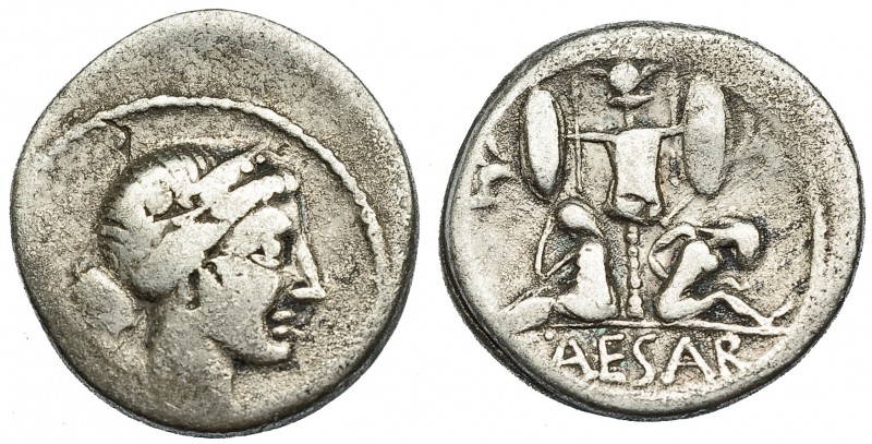 JULIO CÉSAR. Denario. Galia (45-44 a.C.). A/ Cabeza de Venus a der. R/ Trofeo en...