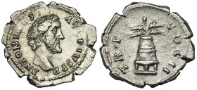 ANTONINO PÍO. Denario. Roma (139). R/ Modius con espigas y amapola; TR. POT. COS II. RIC-44. CH-834. Cospel abierto. MBC+.