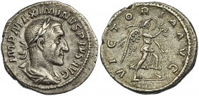 MAXIMINO I. Denario. Roma (235-238). R/ La Victoria avanzando a der. sosteniendo guirlalda y palma. RIC-15. CH-99. MBC.