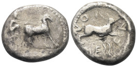 Sizilien. Messana.

 Tetradrachme (Silber). Ca. 478 - 476 v. Chr.
Vs: Bärtiger Wagenlenker mit Treibstab in Maultierbiga nach rechts fahrend; im Ab...