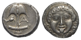 Thrakien. Apollonia Pontika.

 Drachme (Silber). Ca. 4. Jhdt. v. Chr.
Vs: Anker, im Feld links Krebs, rechts A.
Rs: Kopf der Gorgo Medusa mit hera...