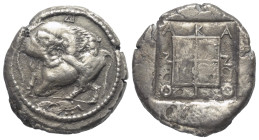Makedonien. Akanthos.

 Tetradrachme (Silber). Ca. 470 - 430 v. Chr.
Vs: Löwe, einen nach links stehenden Stier anfallend, Stier zu Boden gedrückt,...