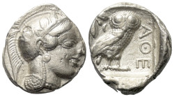 Attika. Athen.

 Tetradrachme (Silber). Ca. 454 - 404 v. Chr.
Vs: Kopf der Athena mit ölzweiggeschmücktem attischem Helm, Ohranhänger und Halskette...