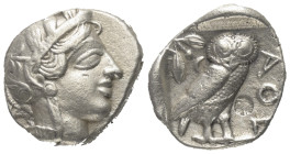 Attika. Athen.

 Tetradrachme (Silber). Ca. 454 - 404 v. Chr.
Vs: Kopf der Athena mit ölzweiggeschmücktem attischem Helm, Ohranhänger und Halskette...