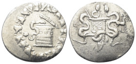 Ionien. Ephesos.

 Cistophor (Silber). 160 - 150 v. Chr.
Vs: Cista mystica mit halbgeöffnetem Deckel, aus der sich nach links eine Schlange windet;...