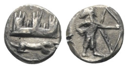 Phönikien. Sidon. Abdamon (425 - 410/7 v. Chr.).

 1/32 Schekel (Silber).
Vs: Galeere vor Stadtmauer nach links fahrend, darunter Löwe nach rechts ...