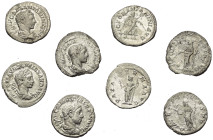 Römische Münzen - Lots. Kaiserzeit.


Lot (4 Stück, Silber): Denare des Elagabalus (218 - 222 n. Chr.) und Severus Alexander (222 - 235 n. Chr.) (3...