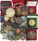 Spanish Medals
Lote 33 medallas. Siglo XX. AE, Br, Metal gris, plateado, dorado, etc. Ø 19 a 87 mm. Todas diferentes, la gran mayoria española, tambi...