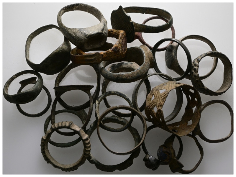 25 pieces of rings. Sold as seen. No return.