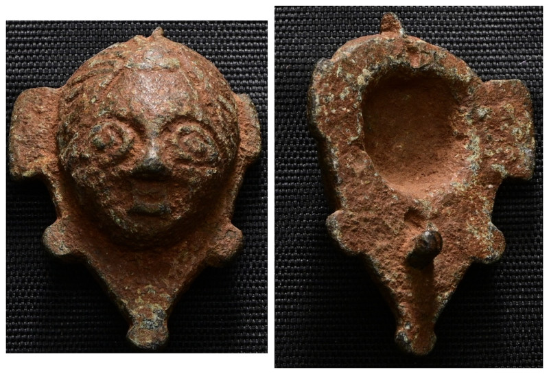 Weight 8,90 gr - Diameter 30 mm. Ancient Bronze handle with a male head applique...