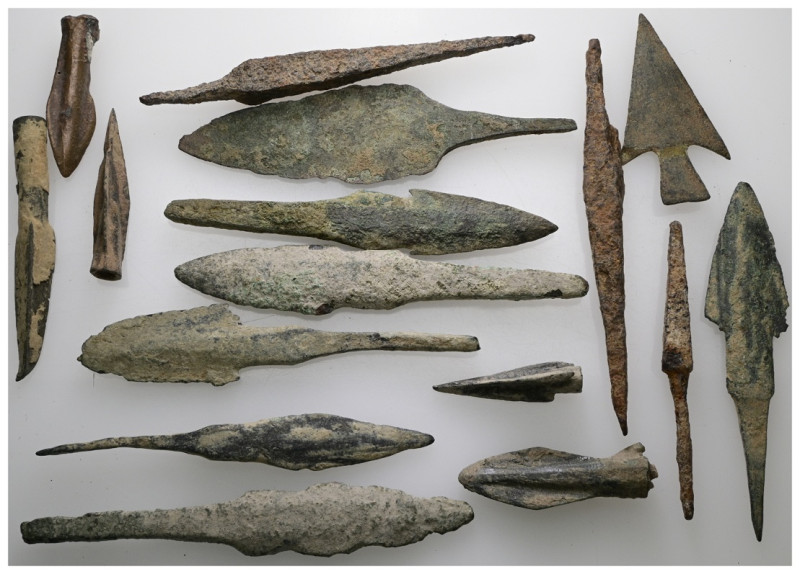 ANCIENT BRONZE ARROW HEADS. 16 pieces, sold as seen. No return.