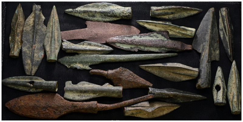 ANCIENT BRONZE ARROW HEADS. 21 pieces, sold as seen. No return.