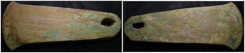 Ancient axe. Century ?. Weight 412 gr - Diameter 131 mm.