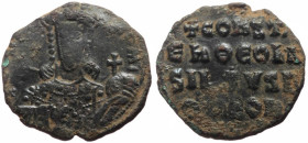 Follis Æ
Constantine VII Porphyrogenitus, with Romanus I (913-959), Constantinople, 945-950, Crowned bust facing, holding globus cruciger / + COҺST'/...