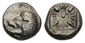 IONIA. Miletos. (Late 6th-early 5th centuries BC).
AR Diobol (9,1mm 1,18g)
Obv: Forepart of lion right, head left.
Rev: Stellate floral design; all...