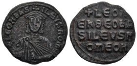 Leo VI the Wise (886-912 AD). Constantinople
AE Follis (25,9mm 7,2g)
Obv: + LЄOҺЬAS-ILЄVSROM. Crowned and draped bust facing, holding akakia
Rev: +...