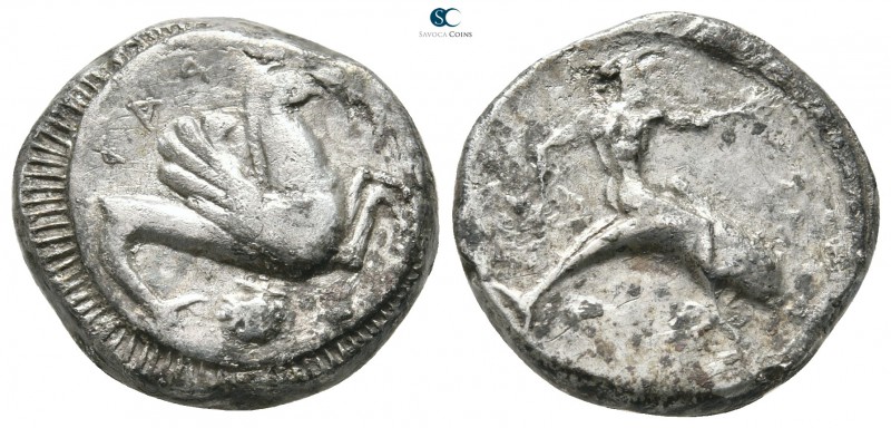 Calabria. Tarentum 500-473 BC. 
Didrachm AR

18 mm., 8,02 g.

Hippocamp to ...