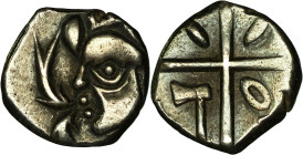 GAULE - CELTIC
Volques Tectosages. Drachme "à la tête cubiste", Série I ND (milieu du IIe - première moitié du Ier siècle avant J.-C.).
Savès 2 ; Arge...