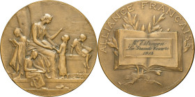 COMORES - COMOROS
IIIe République (1870-1940). Médaille de l’Alliance française, attribuée à La Grande Comore 1913.
Bronze - 140 g - 68 mm - 12 h
Poin...