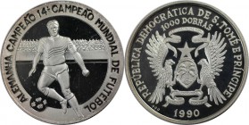 Weltmünzen und Medaillen, Saint thomas and prince islands. Fußball. 1000 Dobras 1990, Silber. 0.84 OZ. KM 47. Polierte Platte