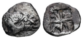 Troas, Kebren. AR, Diobol. 1.00 g. - 11.01 mm. 5th century BC.
Obv.: [KEBREN], Head of ram right.
Rev.: Quadripartite incuse square.
Ref.: SNG Arikant...