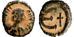 Justinian I (527-565) Pentanummium. Obverse: :D N IVSTINIANVS P P AVG, diademed, draped, and cuirassed bust right Reverse: Large E
12mm 1,13g

Arti...