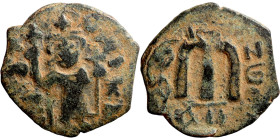 Constans II (641-668) Follis. Obverse: Imperial figure holding cross and globus Reverse: m and inscription
22mm 3,95g0