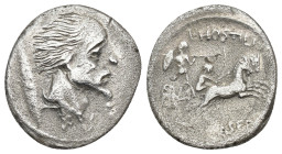 REPÚBLICA ROMANA. HOSTILIA. L. Hostilius Saserna. Denario. Roma (48 a.C.). A/ Cabeza de galo (¿Vercingetorix?) a der., detrás escudo oval. R/ Biga a d...
