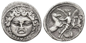 REPÚBLICA ROMANA. PLAUTIA. L. Plautius Plancus. Denario. Roma (47 a.C.). A/ Cabeza de Medusa con serpientes; L PLAVTIVS. R/ Aurora conduciendo los cab...
