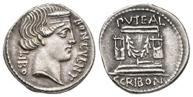 REPÚBLICA ROMANA. SCRIBONIA. L. Scribonius Libo. Denario. Roma (62 a.C.). A/ Cabeza de Bonus Eventus a der.; LIBO BON EVENT. R/ Pozo escriboniano deco...