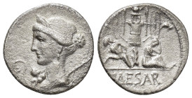 PERIODO DE JULIO CÉSAR A AUGUSTO. JULIO CÉSAR. Denario. Galia. Ceca móvil (46-45 a.C.). A/ Cabeza de Venus a izq., delante lítuo y Cupido, detrás cetr...