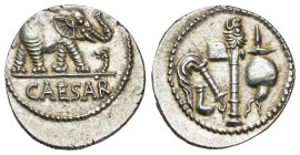 PERIODO DE JULIO CÉSAR A AUGUSTO. JULIO CÉSAR. Denario. Galia. Ceca móvil (49-48 a.C.). A/ Elefante asiático a der. pisando carnyx galo; CAESAR. R/ In...