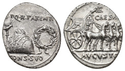 PERIODO DE JULIO CÉSAR A AUGUSTO. AUGUSTO. Colonia Patricia. Denario (18 a.C.). A/ Toga picta sobre túnica palmata entree aqila y corona; S P Q R PARE...