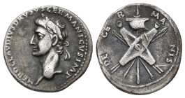 IMPERIO ROMANO. NERO CLAUDIO DRUSO. Roma. Denario (41-45 d.C.). A/ Cabeza laureada a izq.; NERO CLAVDIVS DRVSVS GERMANICVS IMP. R/ Escudos cruzados co...