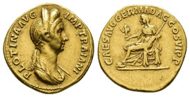 IMPERIO ROMANO. PLOTINA. Roma. Áureo (112-116 d.C.). A/ Busto drapeado a der.; PLOTINA AVG IMP TRAIANI. R/ Vesta sentada en silla curul a izq. sosteni...