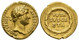 IMPERIO ROMANO. ADRIANO. Roma. Áureo (137-138). A/ Cabeza laureada a der.; HADRIANVS AVG COS III P P. R/ Corona cívica rodeando VOTA/ SVSCE/PTA. AU 7,...
