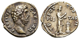 IMPERIO ROMANO. LUCIO ELIO. Roma. Denario (137). A/ Cabeza a der.; L AELIVS CAESAR. R/ Pietas a der. ofrendando en altar; PIE-TAS, TR POT COS II. AR 3...
