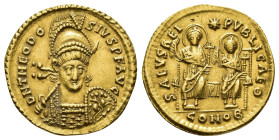 IMPERIO ROMANO. TEODOSIO II. Constantinopolis. Sólido (425-429). A/ Busto frontal con casco, coraza, lanza y escudo; D N THEODOSIVS P F AVG. R/ Teodos...
