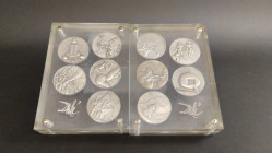 JUAN CARLOS I. Colección de 10 medallas "Los Diez Mandamientos", Salvador Dalí. Plata. Expuestas en metacrilato. SC.